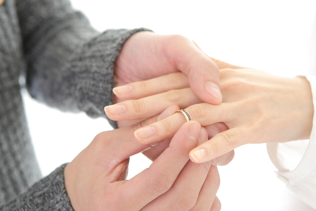 指にはめた婚約指輪